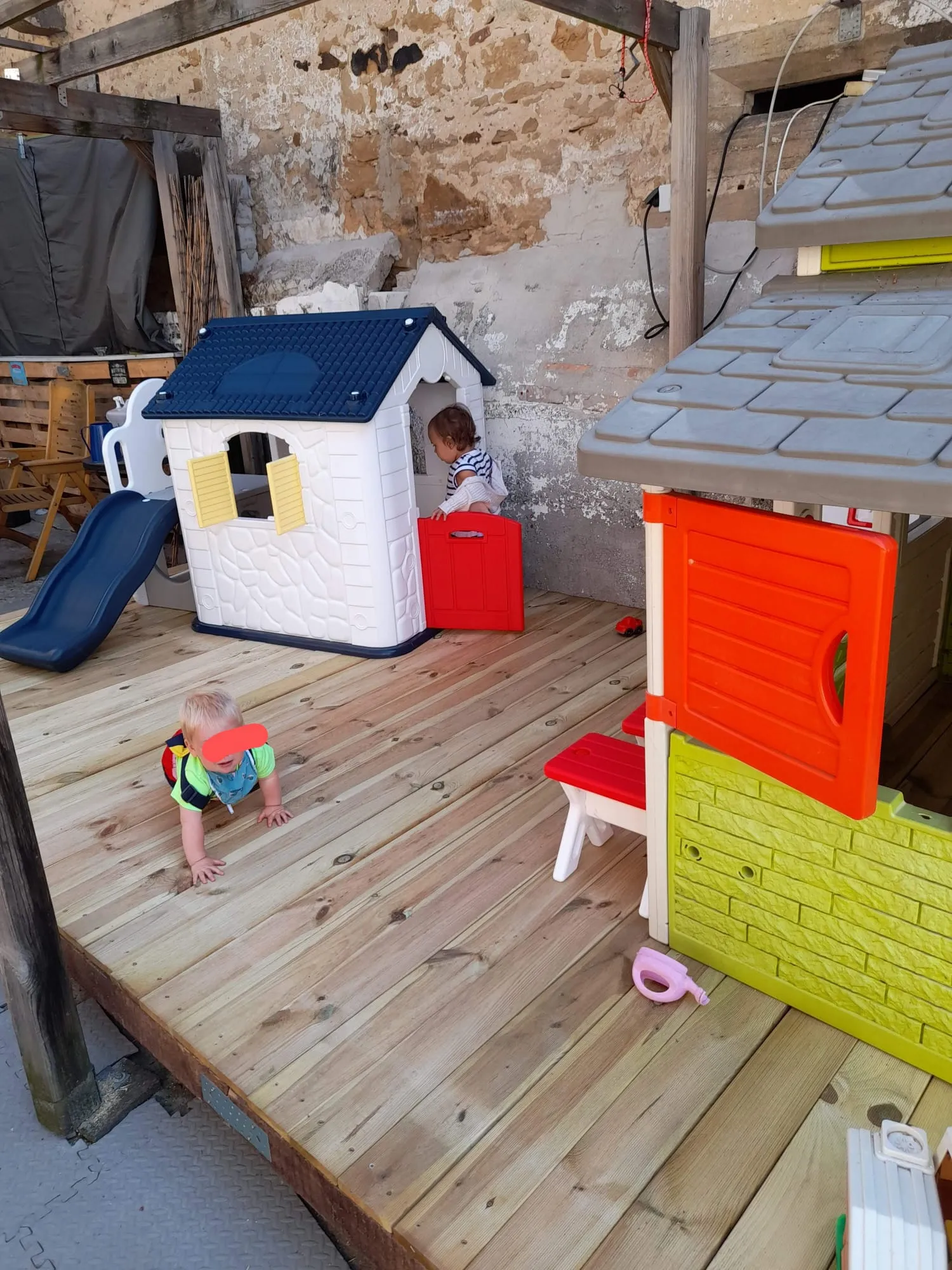 Kinder spielen von Wald und Wiesenzwerge 