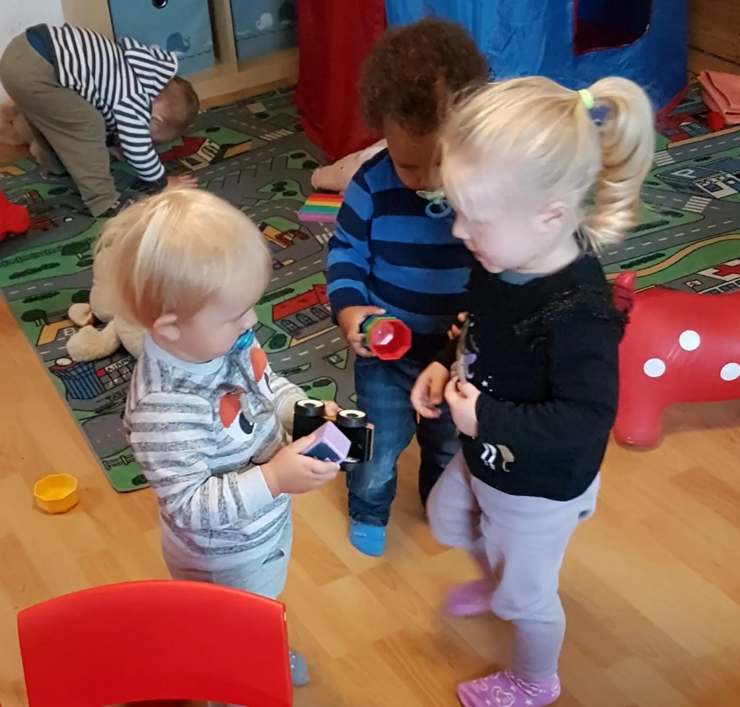 Kinder spielen von Wald und Wiesenzwerge 