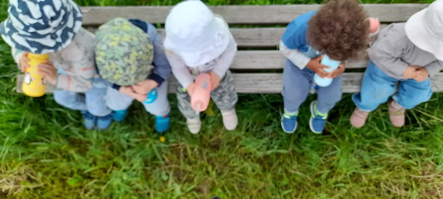 Kinder spielen von Wald und Wiesenzwerge 