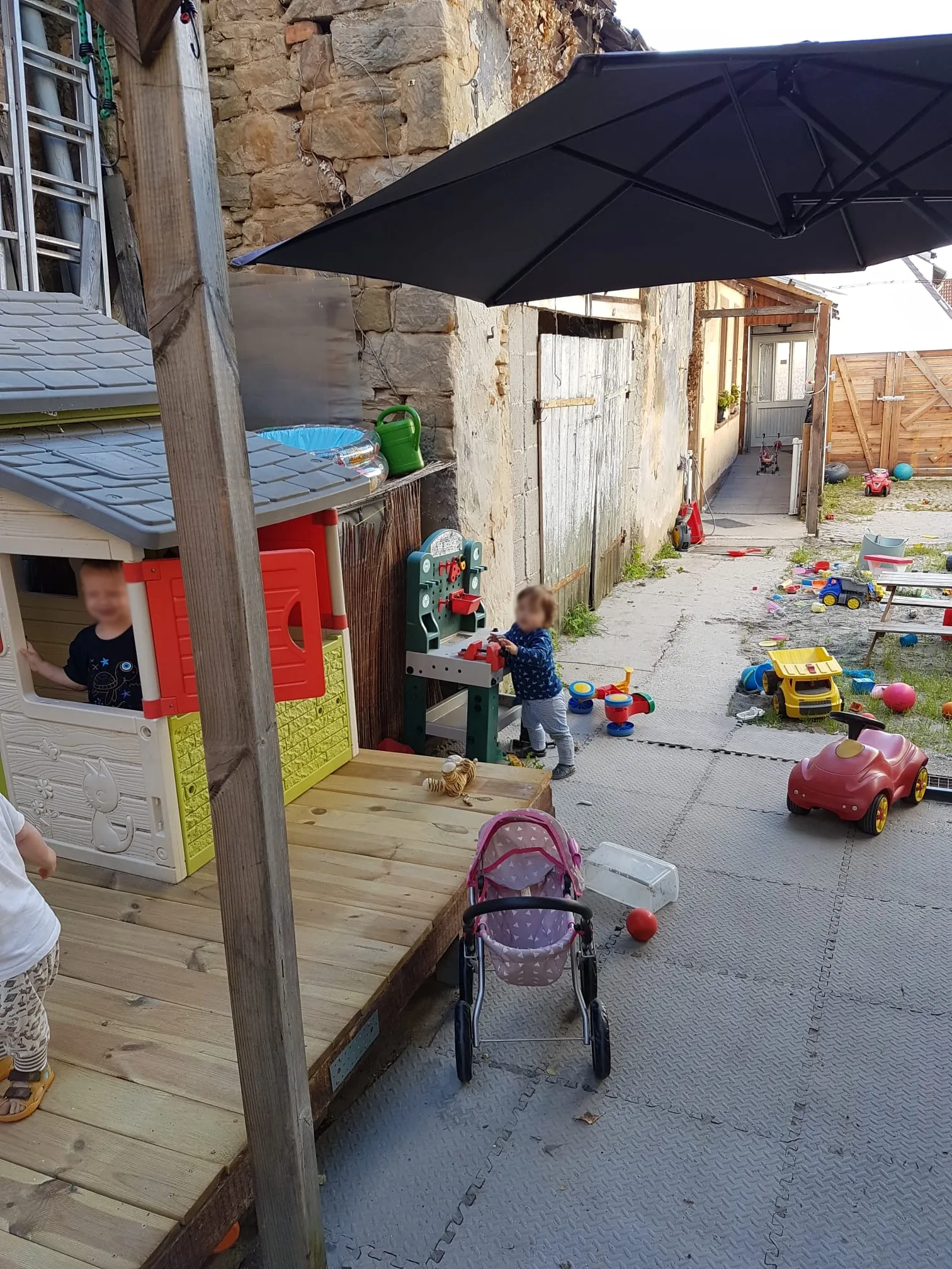 Kinder spielen von Wald und Wiesenzwerge 